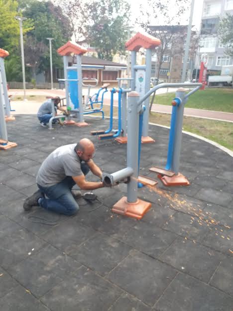 İLKADIM’DA PARK VE YEŞİL ALANLARA BAKIM  PARK VE BAHÇELER MÜDÜRLÜĞÜ EKİPLERİ YEŞİL ALAN BAKIM HİZMETİ  İLE İLÇE HALKININ MEMNUNİYETİNİ KAZANIYOR